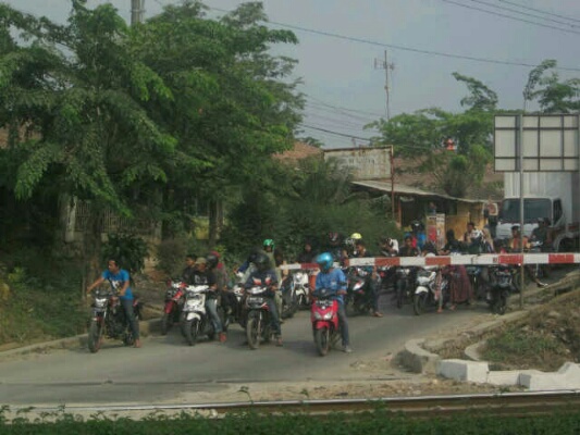 Hati-Hati Perlintasan KA Coblong Patah