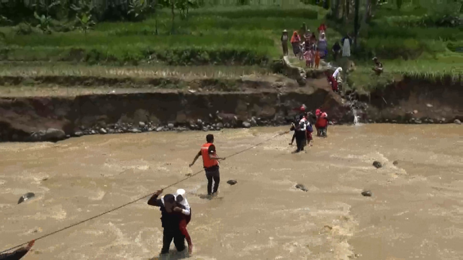 Akibat Banjir dan Longsor, Sejumlah Desa di Sukabumi Terisolir‪