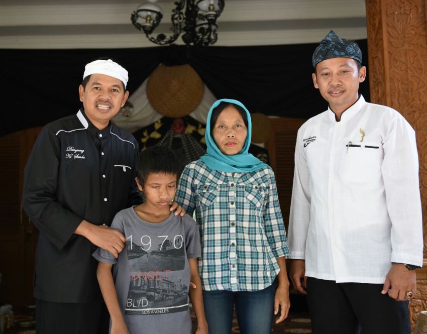 Bupati Purwakarta Dedi Mulyadi Antarkan Anak Kecanduan Lem ke Pesantren Cireok