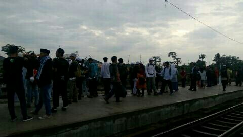 Ribuan Warga Karawang Berangkat ke Jakarta