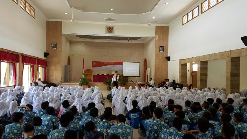 Unhan Mengajar di SMK dan MA Islamic Centre Cirebon