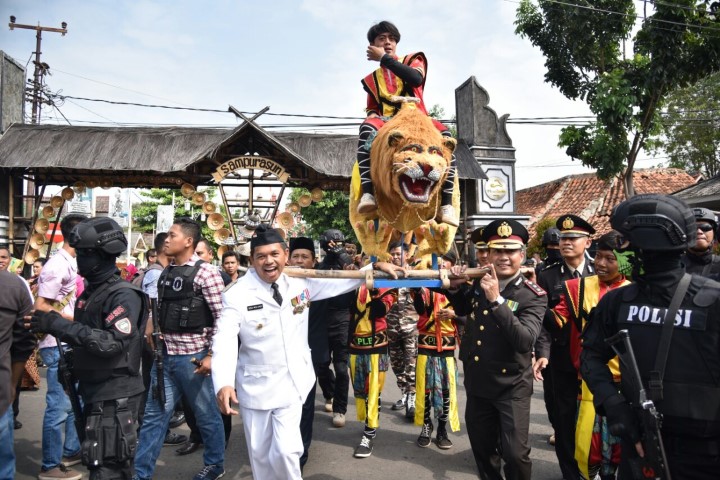 Budaya Memikul dan HUT Bhayangkara di Purwakarta