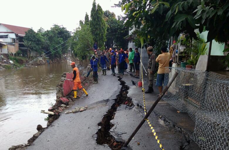 Retakan Tanah di Matraman Makin Besar Tembok Kali Ciliwung Jebol