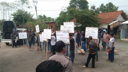 Dituding Mencuri Bela Kawannya Puluhan Warga Berunjuk Rasa di Depan Pabrik PT.SSI di Pabuaran Subang