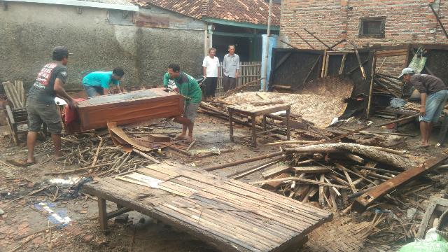 Diguyur Anggaran Rp.260 Juta, Sebanyak 20 Rutilahu di Desa Pabuaran Subang di Bongkar