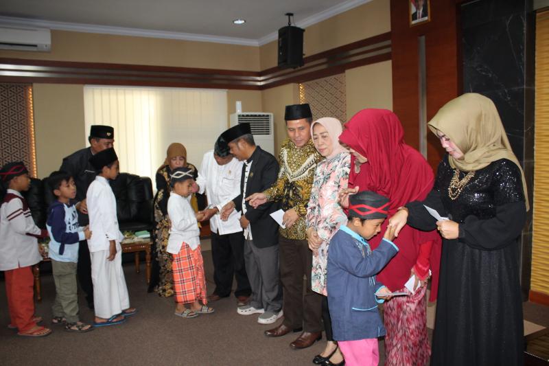 Setwan DPRD Purwakarta Santuni Anak Yatim