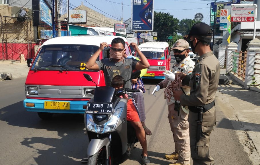 Diskominfo Purwakarta Bagikan Masker Gratis Untuk Warga