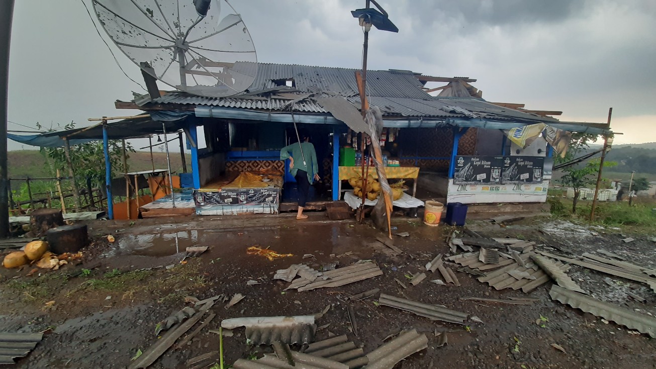 Warung Rusak Pohon Tumbang di Gunung Hejo, Diduga Terjangan Puting Beliung