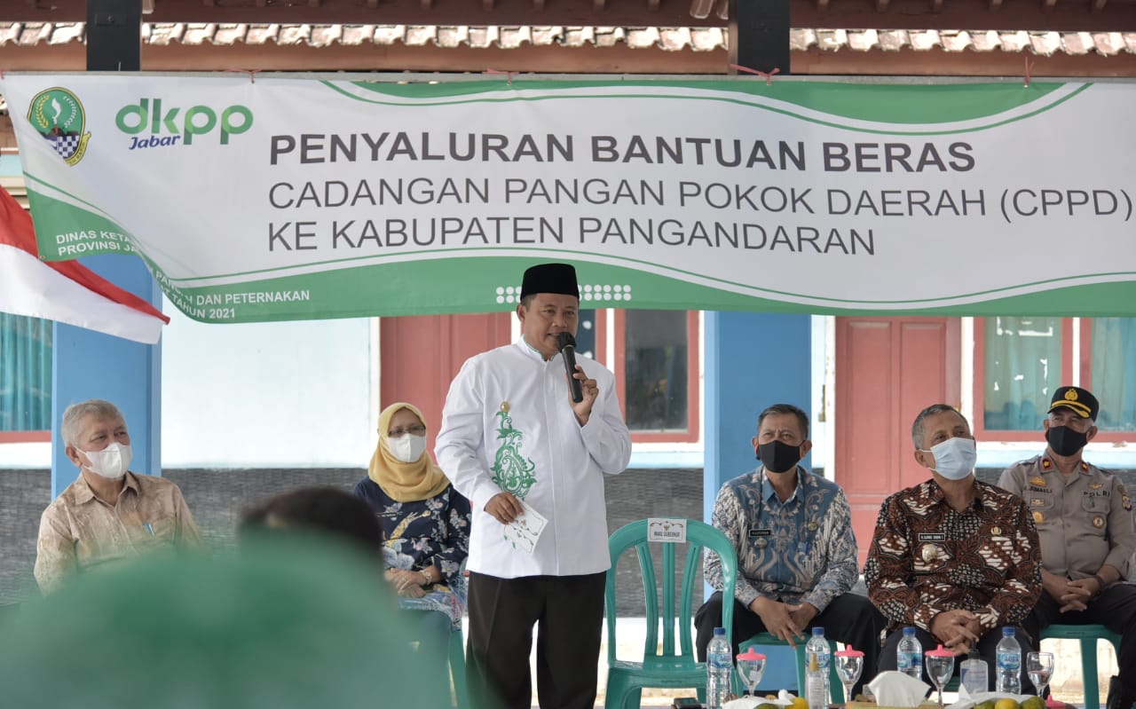 Wagub Jabar Salurkan 53 Ton Beras Cadangan Pangan di Pangandaran