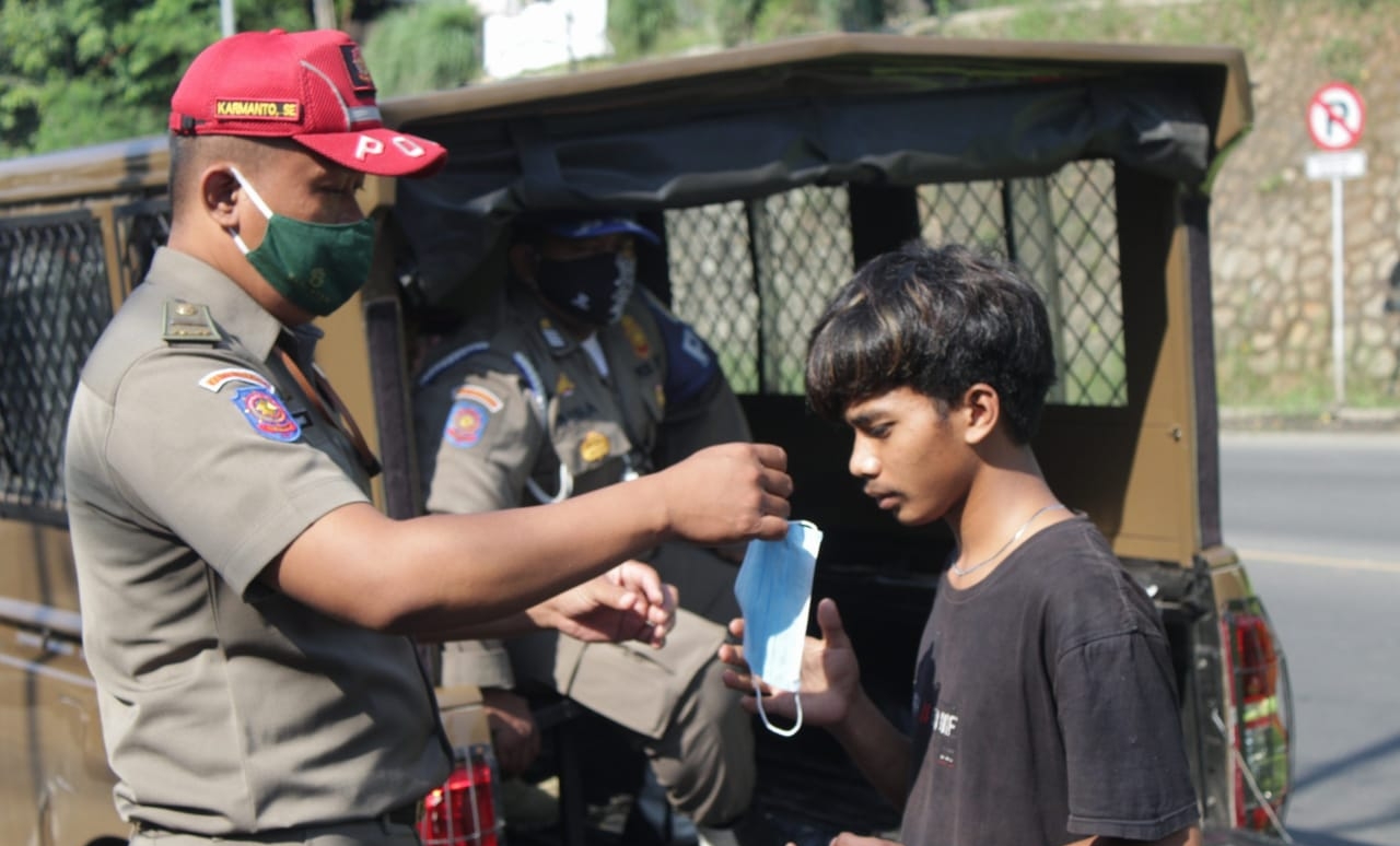 Petugas Gabungan di Purwakarta Mulai Menyosialisasikan PPKM Darurat