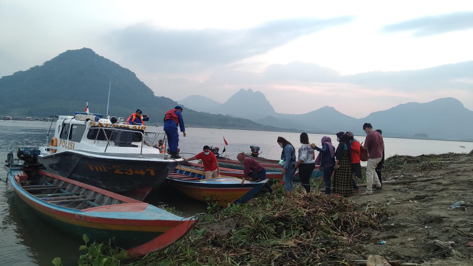 Satpolair Purwakarta Jemput Warga yang Hendak Vaksinasi Covid-19