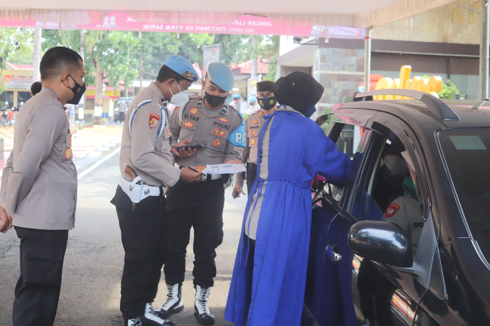 Percepat Vaksinasi, Polres Purwakarta Gunakan Sistem Drive Thru