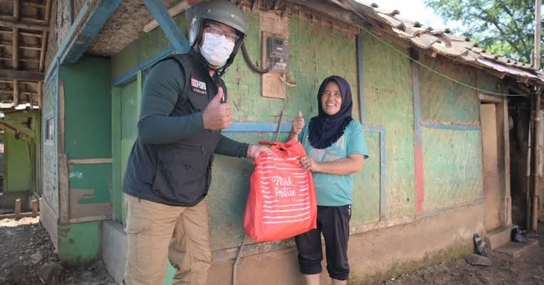 Ridwan Kamil Salurkan Bantuan untuk Warga Tak Terdaftar Bansos