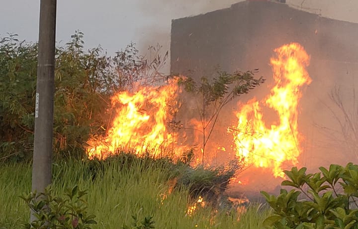 Lahan Ribuan Meter di Karawang Terbakar, Penyebabnya Pembakaran Sampah