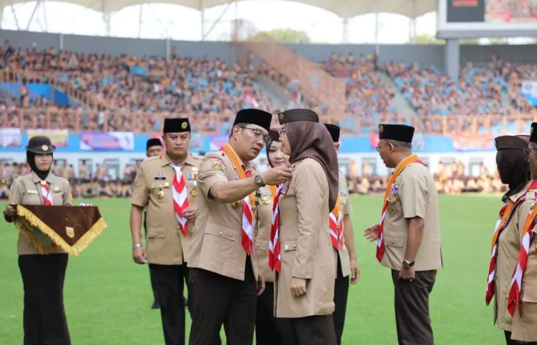 Bupati Purwakarta Terima Penghargaan Lencana Karya Bakti Gerakan Pramuka