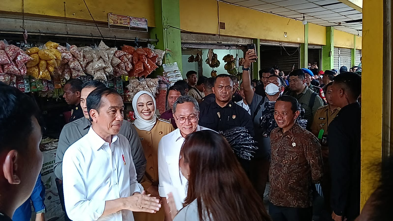 Ke Karawang, Presiden Jokowi Bagi-bagi Sembako