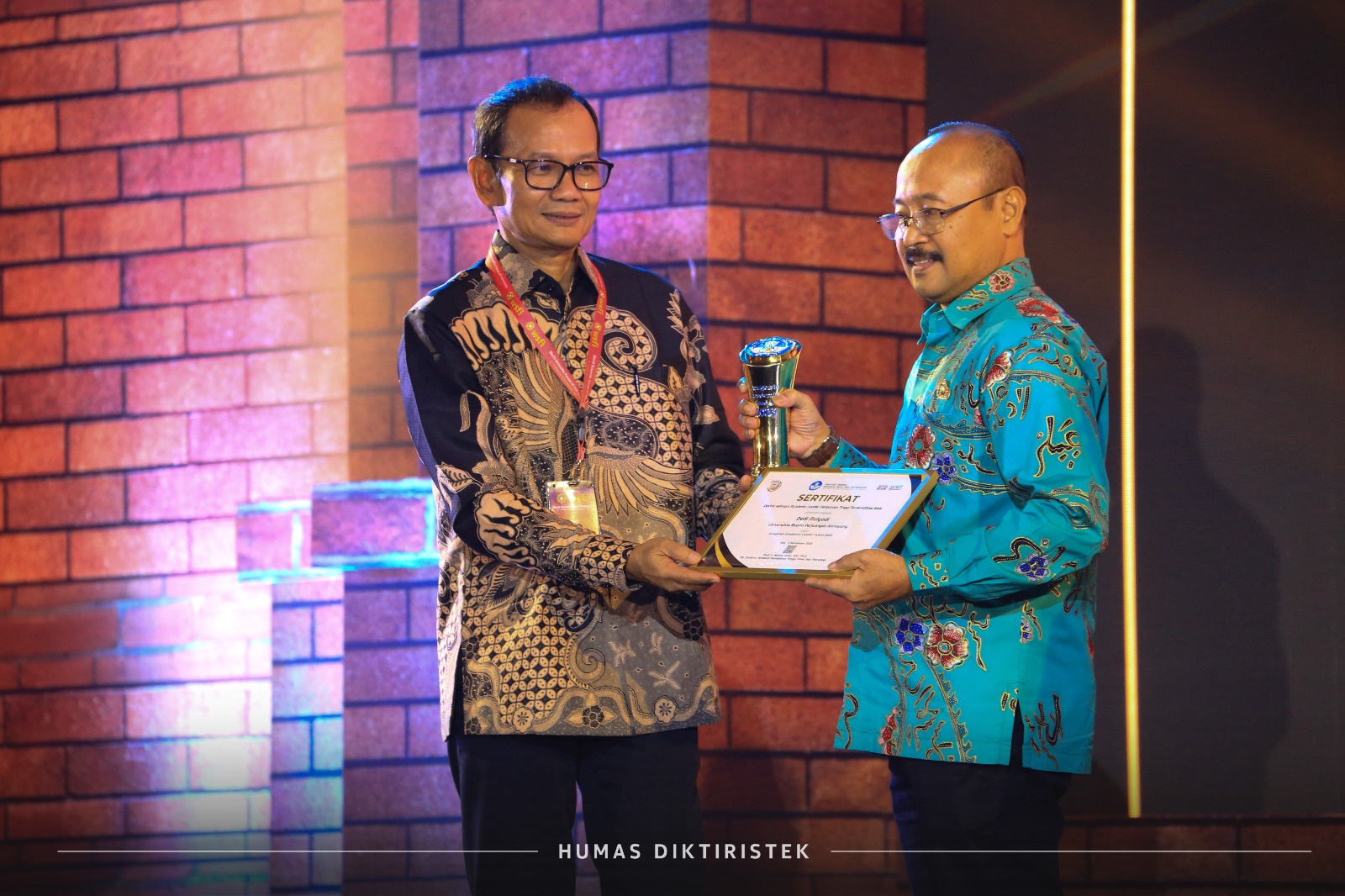 Guru Besar UBP Karawang Raih Anugerah Academic Leader dari Kemendibudristek