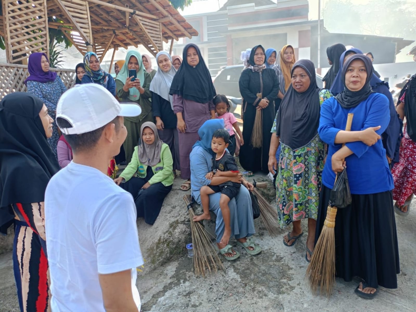 Om Zein Ajak Warga Citeko Kaler Bersihkan Sungai yang Kotor Penuh Sampah