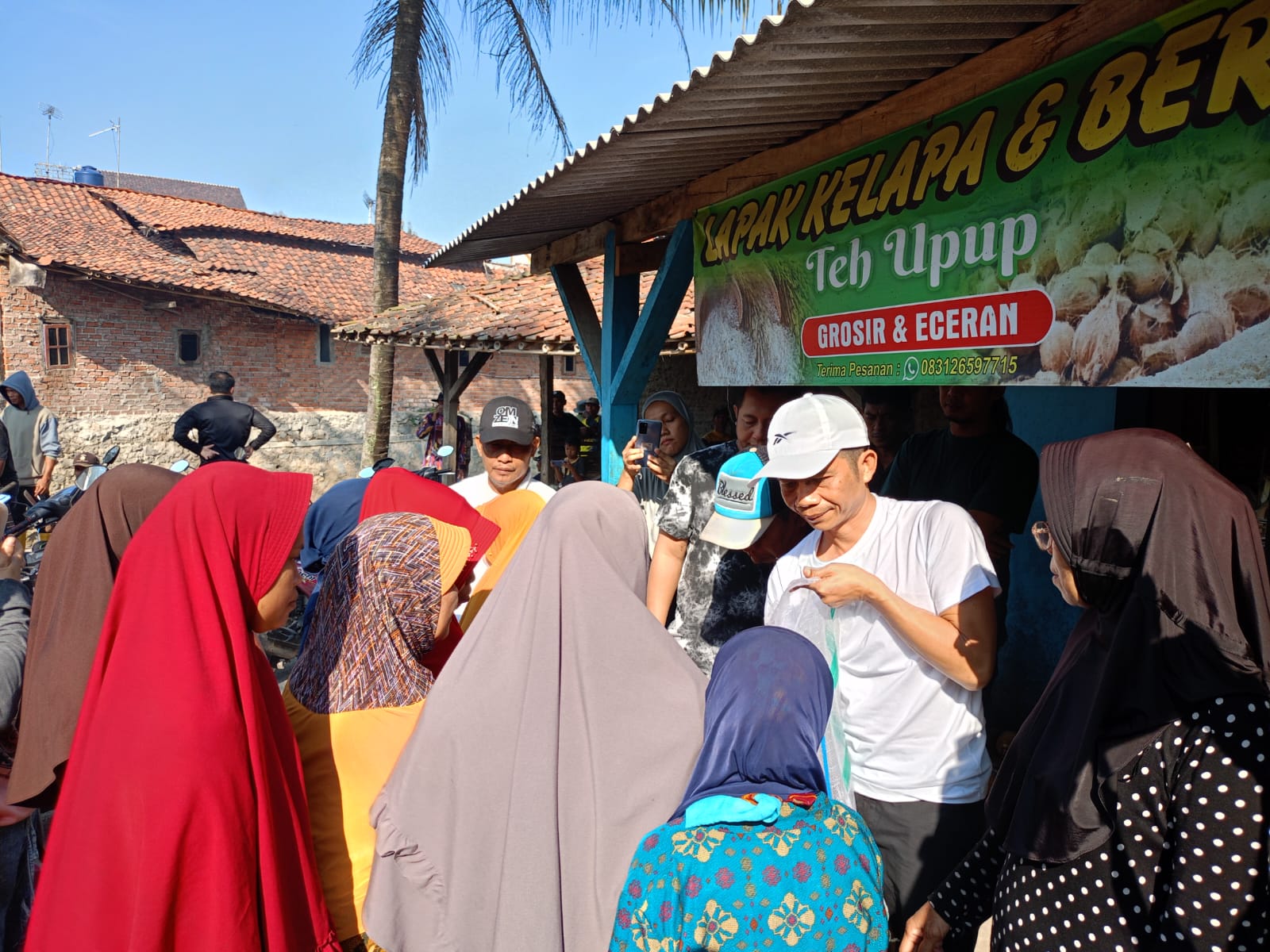 Momen Om Zein Borong Dagangan Warga Saat Bersih-bersih Sungai Citeko Plered