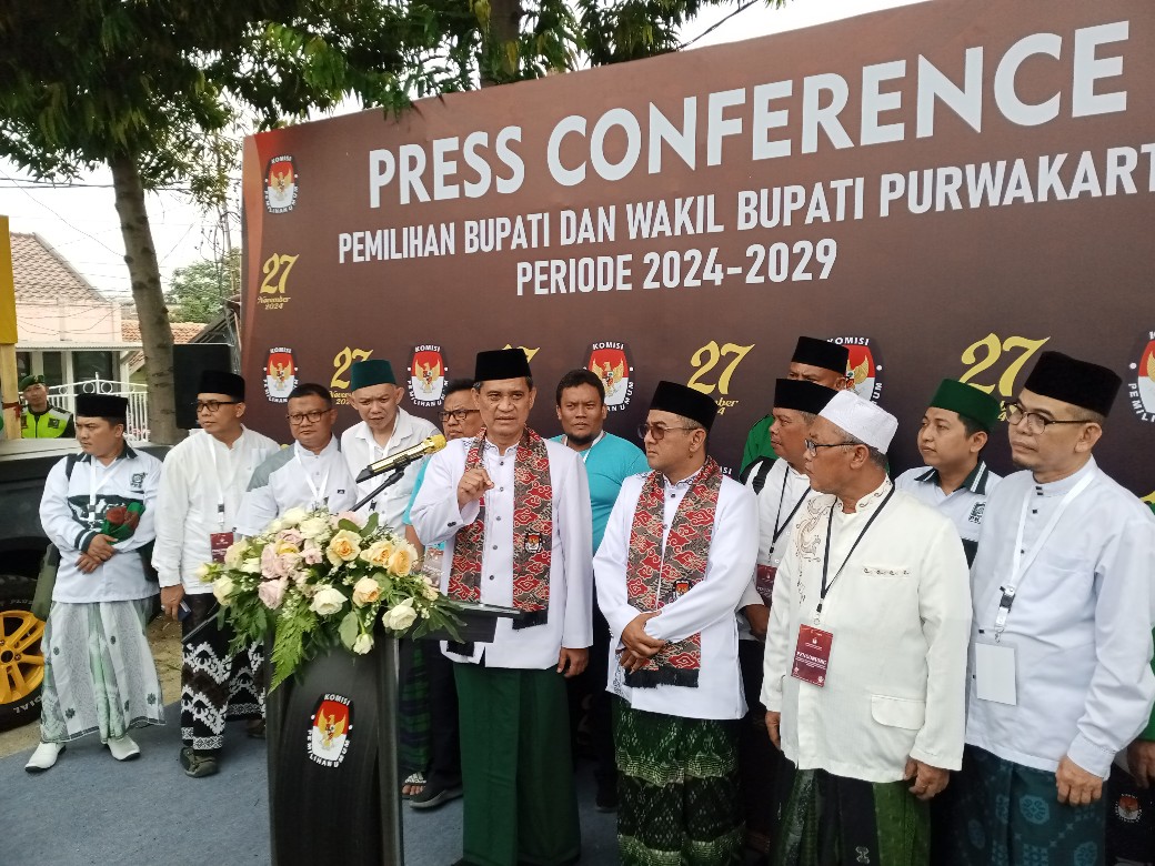 Berlatarbelakang Santri, Sarungan Jadi Khas Zainal Arifin – H Sona Saat Mendaftar ke KPU Purwakarta