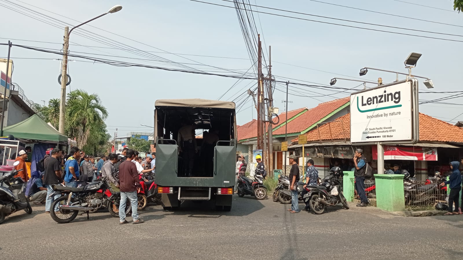 SPV Diprotes Warga, Akses Masuk Pabrik Diblokade