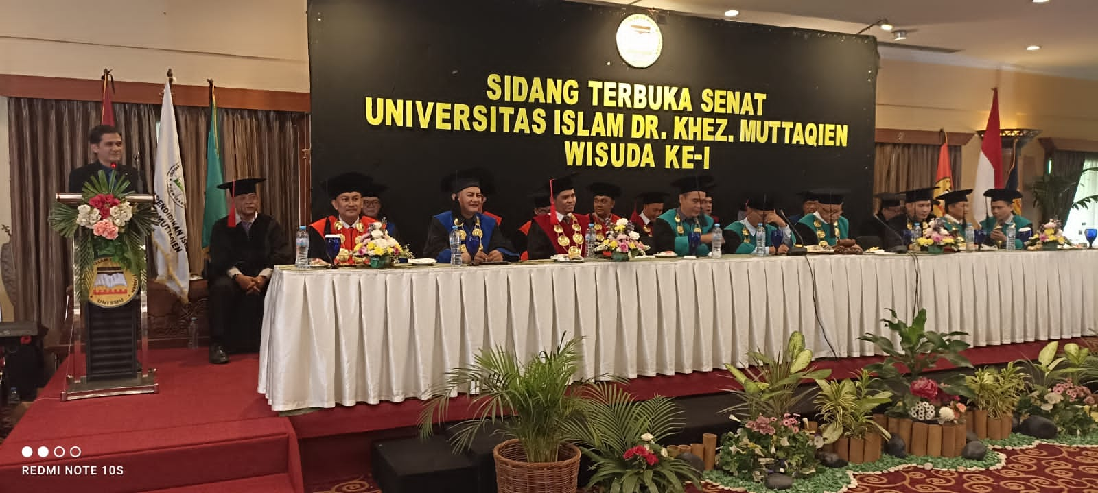 216 Lulusan Perdana Universitas Islam DR KHEZ Muttaqien Purwakarta Diwisuda