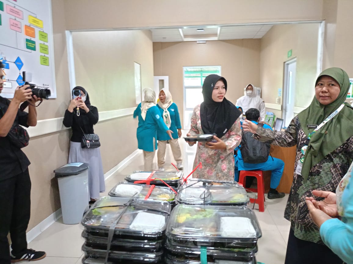 Keluarga Pasien RSUD Bayu Asih Dapat Bantuan Makan Siang Gratis dari Bupati Purwakarta Terpilih Om Zein