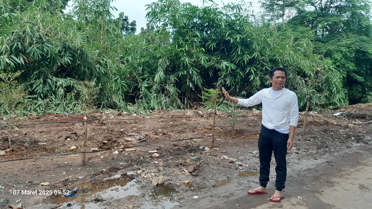 Bupati Purwakarta Om Zein Bersihkan Sampah yang Menumpuk Bertahun-tahun